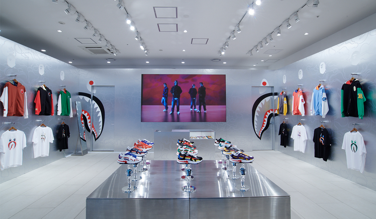 ア ベイシング エイプ®」が“シャークフーディー”20周年ポップアップを