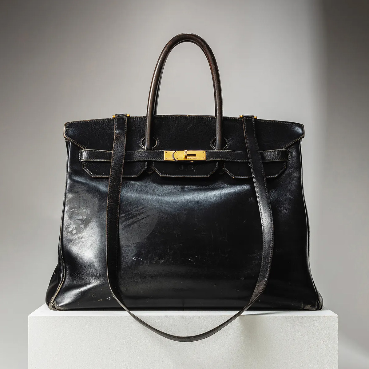 ジェーン・バーキンの「エルメス」初代“バーキン”をサザビーズで展示中