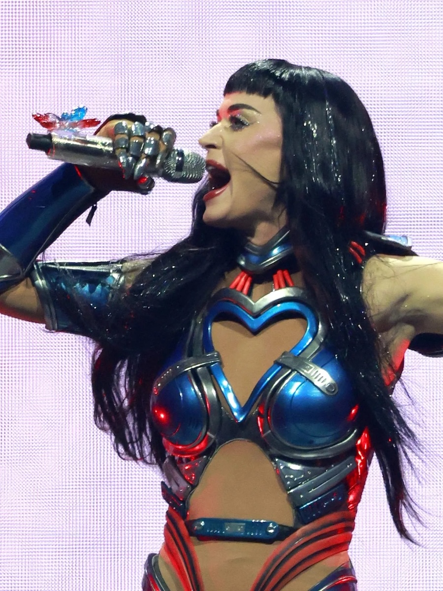 ケイティー・ペリーが「ザ ライフタイムズ ツアー」でロボットのような