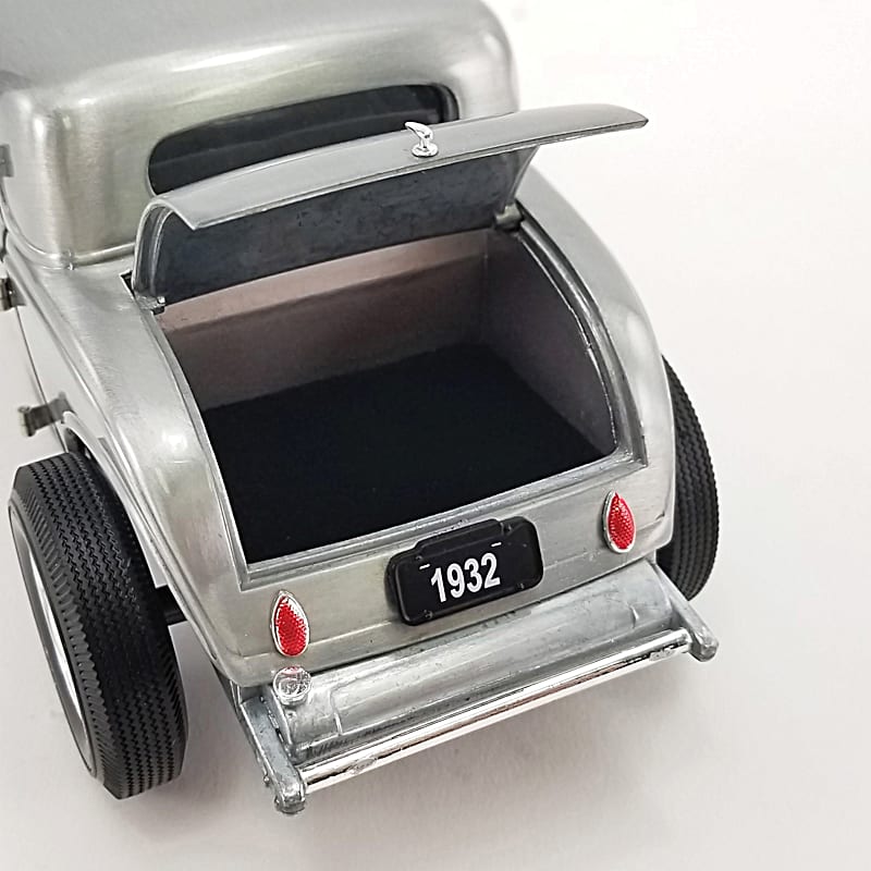 Hammered Steel 1:18-Scale 1932 Ford 3-Window Coupe Diecast Car