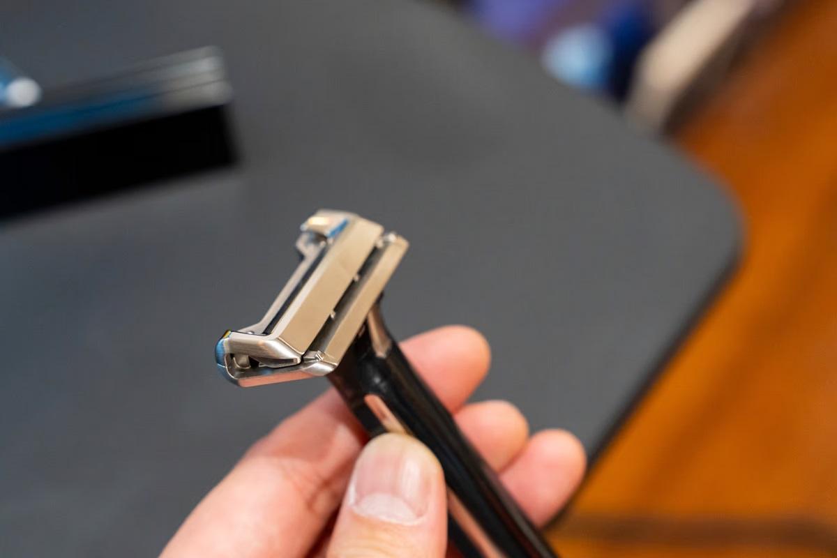 2週間放置したヒゲを一掃！ 首振り機構とわずかに動くカミソリ刃で