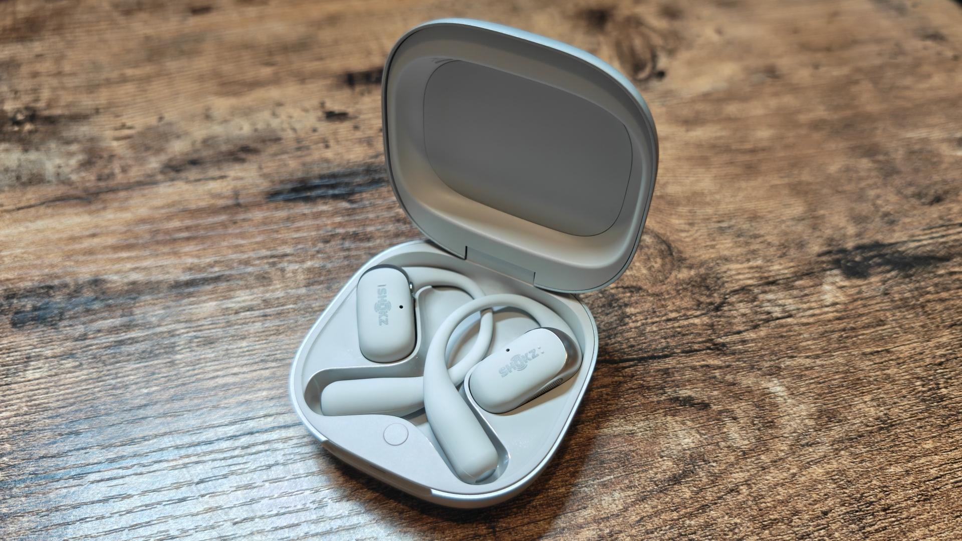 Shokzのワイヤレスイヤホン「OpenFit 2+」レビュー：「ながら聴き」に