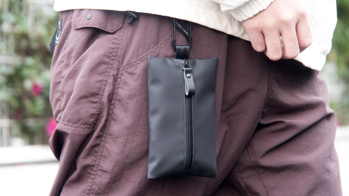 丈夫で耐水性に優れたミニマルデザインのチョイ足し収納「タフトポーチ