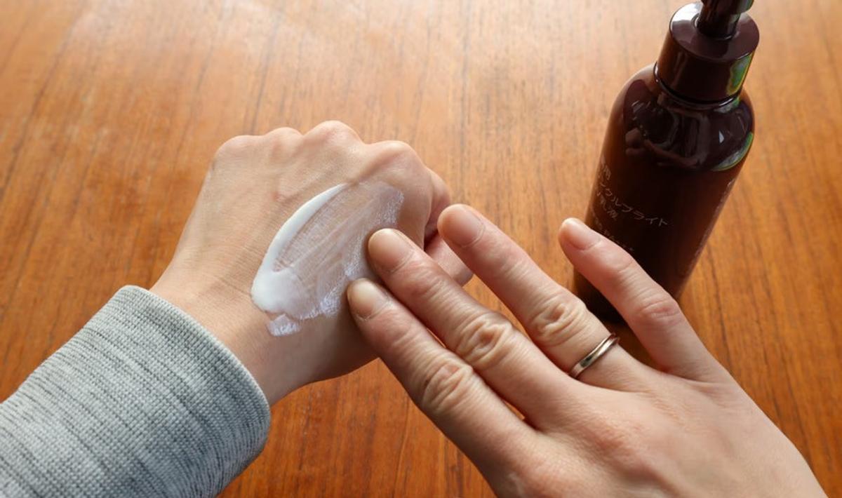 無印良品「薬用リンクルブライトUV乳液」が、ノーファンデ日の救世主