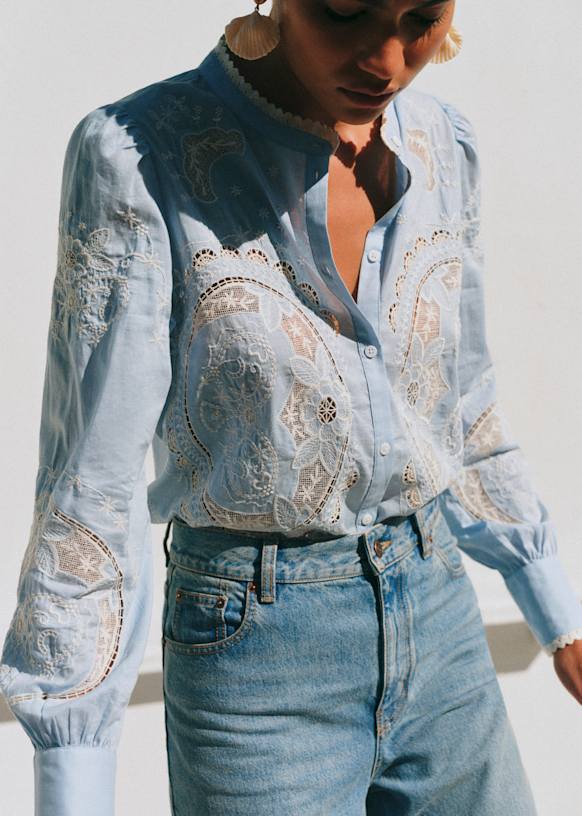 Caetana シャツ - スカイブルー地にエクリュレース - オーガニック