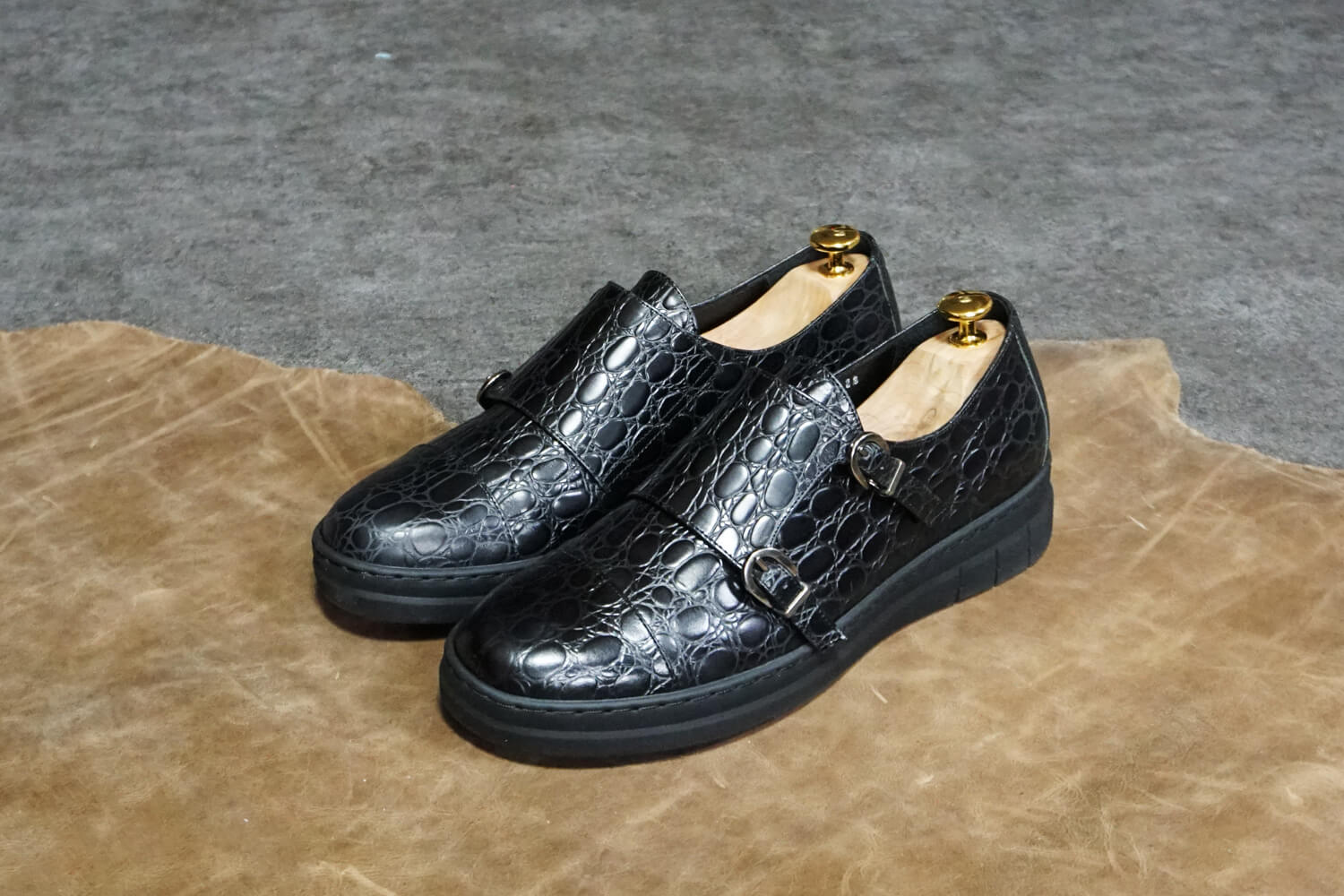 意外と便利な使いやすさ。クロコ型押しの新作スニーカー – ibona