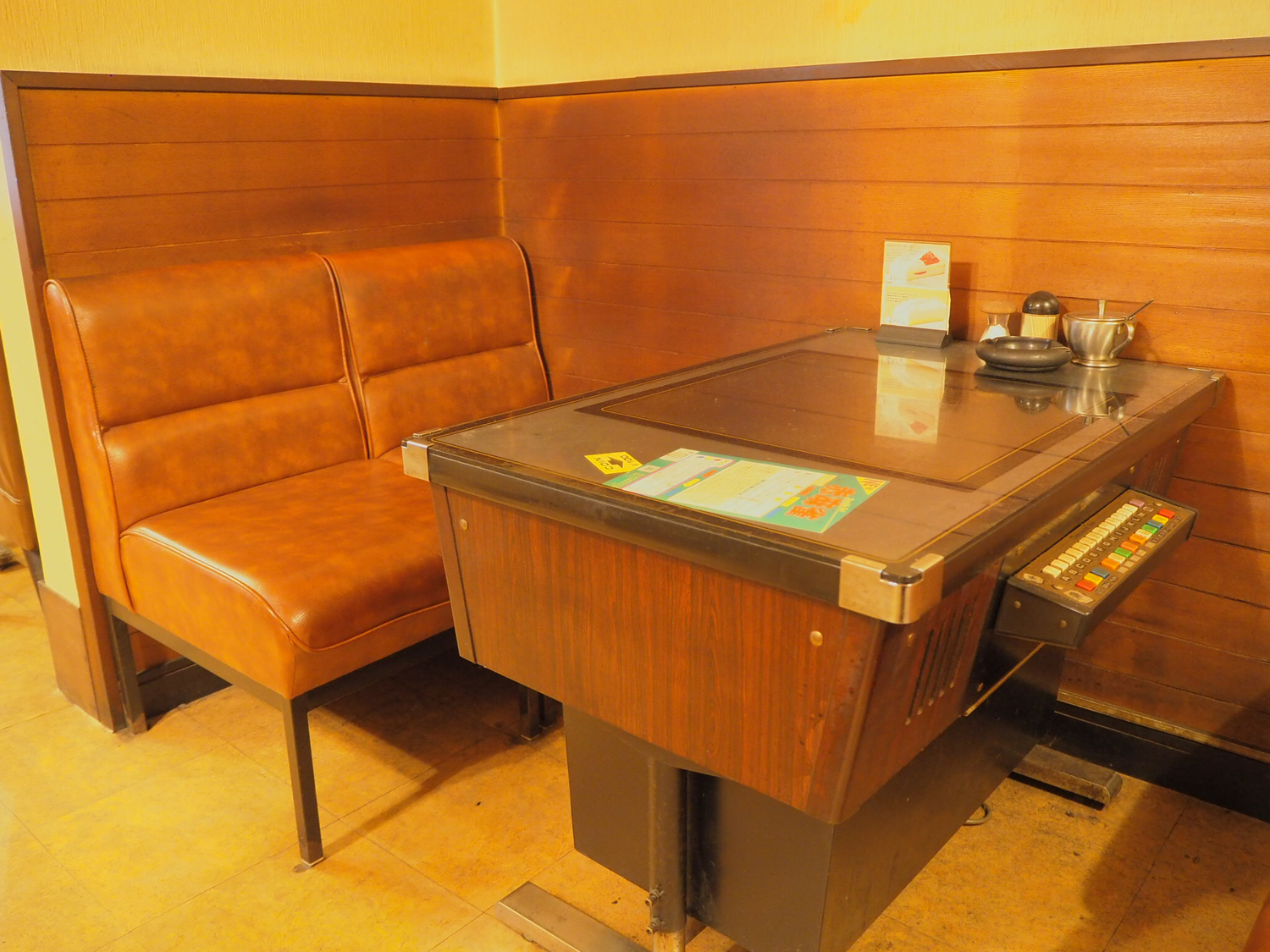 実は小さな夢だった。ゲームテーブルのある喫茶店で、昭和にどっぷり