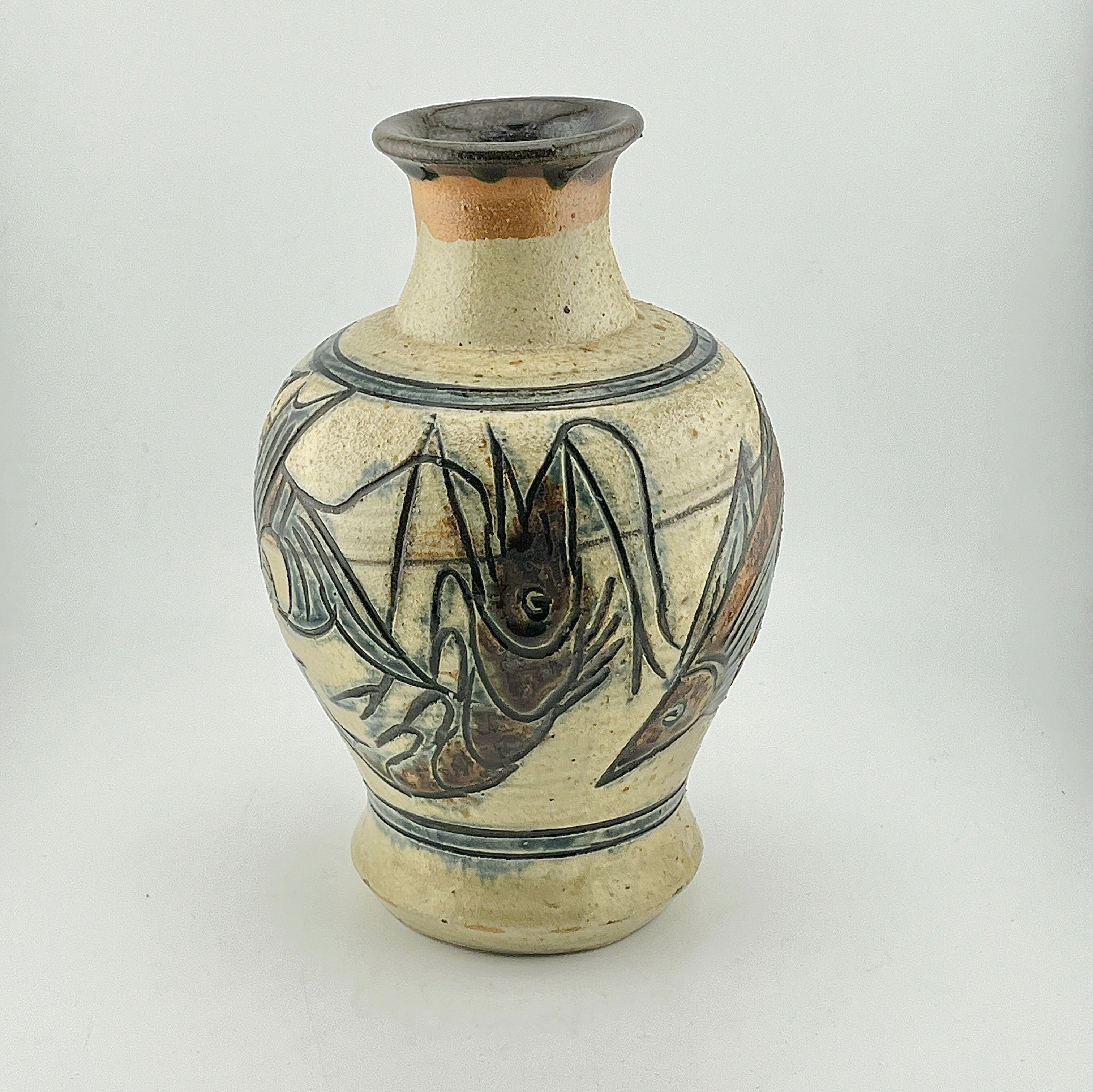 壺屋焼 人間国宝 金城次郎作 海老魚紋花瓶 – 生活民芸 なかむた