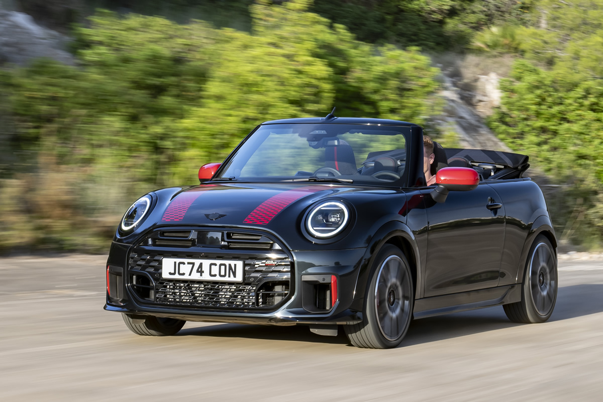 MINI ジョンクーパーワークス コンバーチブル（F67）のスペックと装備