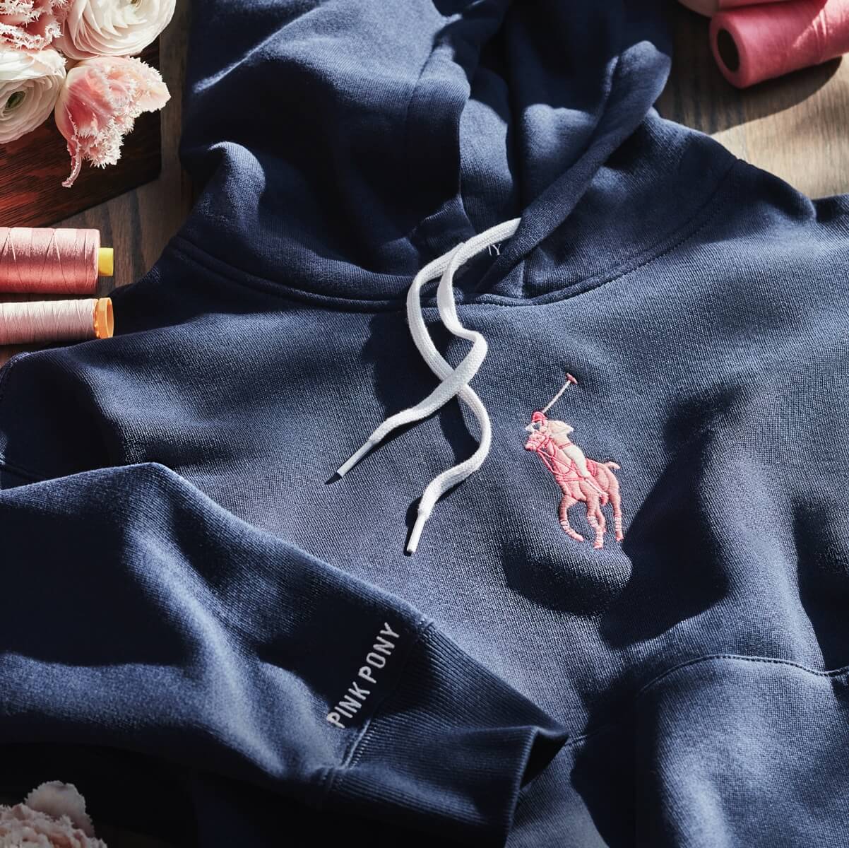 ラルフ ローレン〉より、がんケアチャリティのピンク ポニー