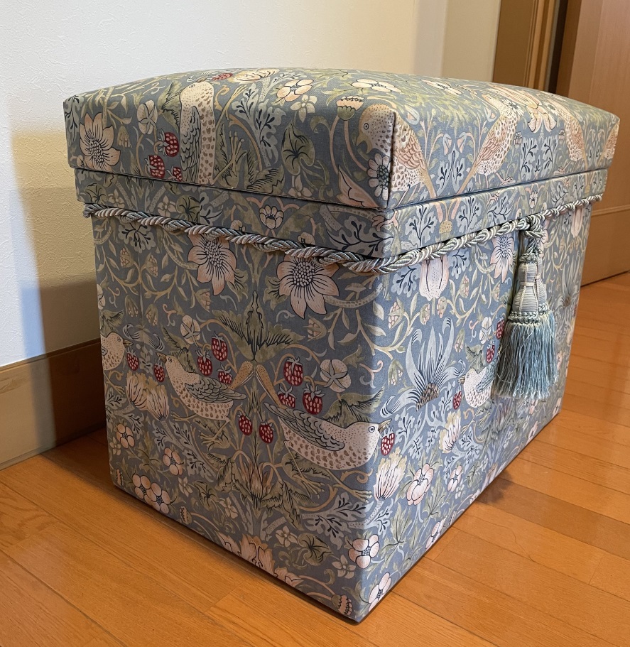 いちご泥棒』のファブリックと古茶箱で作るカルトナージュのインテリア