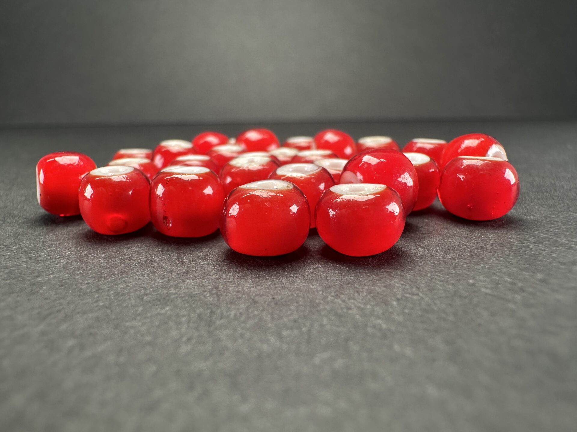 赤ビーズ ホワイトハーツビーズ (大・単品売り) 赤ビーズ - MONTE