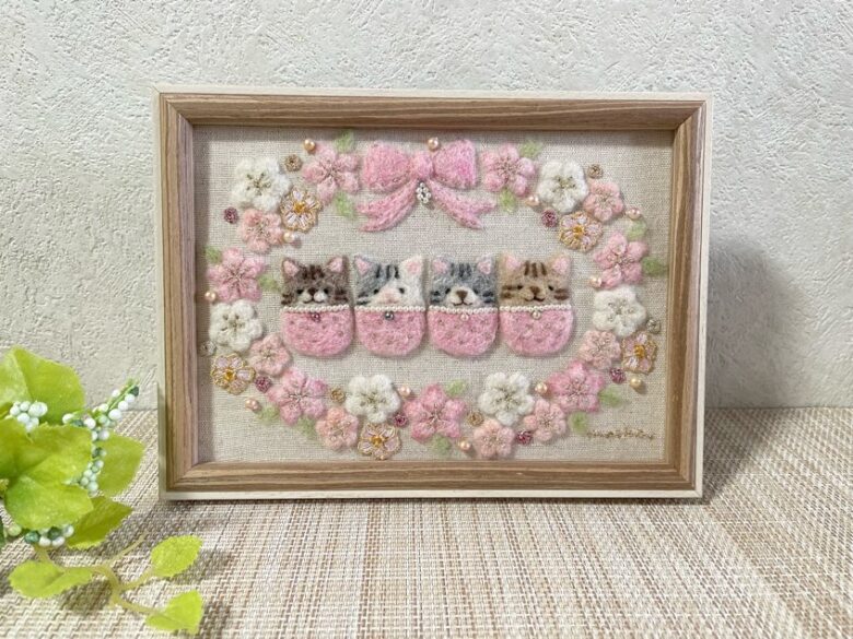 羊毛フェルト刺繍】梅と桃の花のリースと4匹のねこの春の額飾り