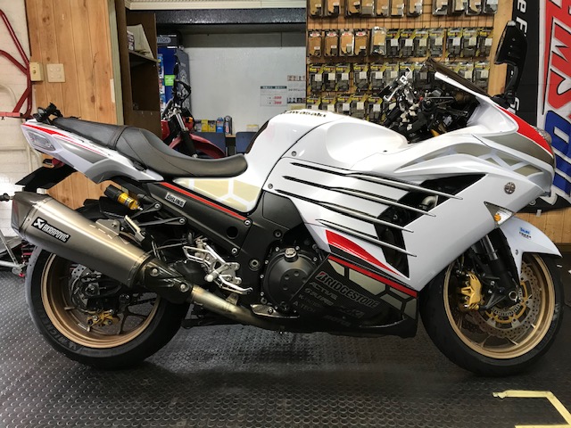 カワサキZX14R ミシュラン ロード5GTバージョンにタイヤ交換 | バイク