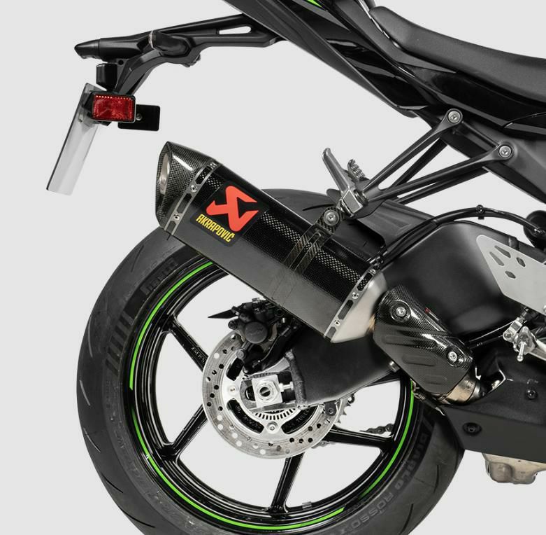アクラポビッチ製のKAWASAKI ZX-6R (2009-2025)専用カーボンスリップ
