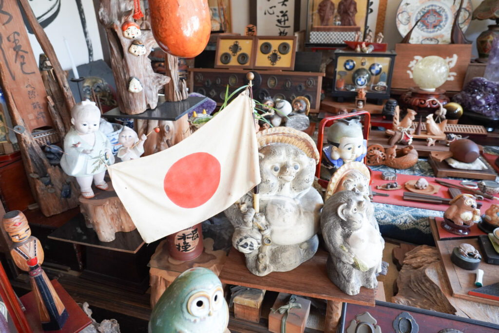 100匹の信楽焼タヌキと暮らす75歳。骨董コレクター野々村さんから学ぶ