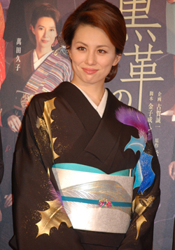 米倉涼子、総額1億円の衣装で「悪女」スイッチオン? - 舞台『黒革の