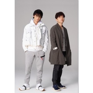 綾野剛＆星野源、逆バックハグやウインク披露!『anan』2ショット表紙