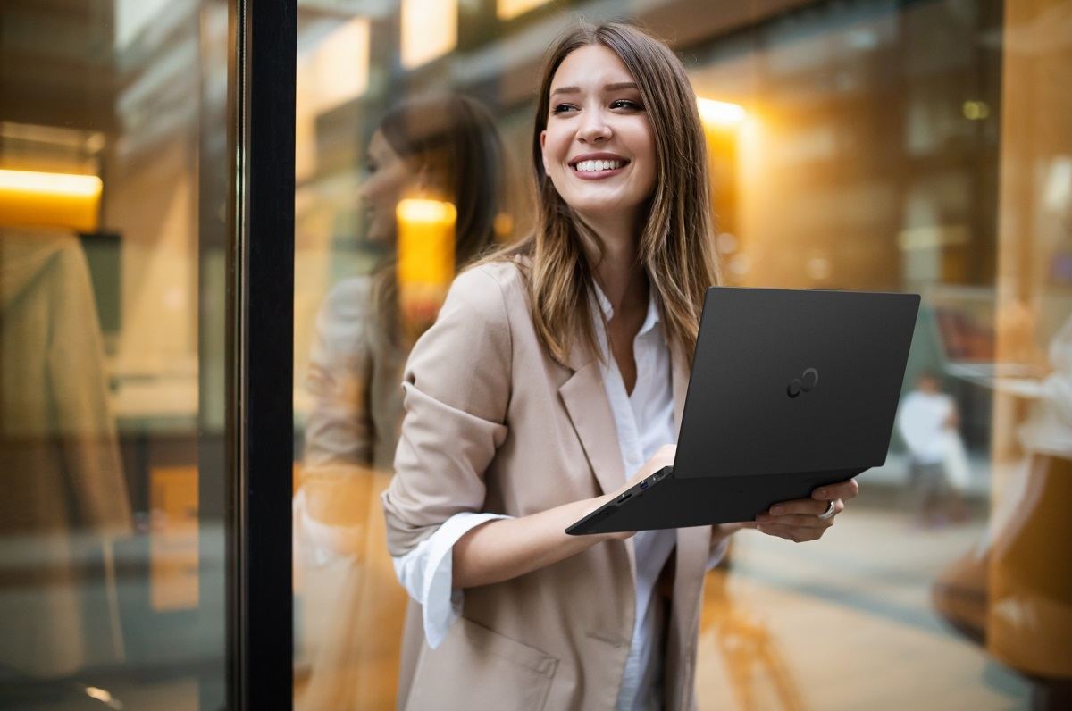 富士通、13.3型で世界最軽量の「LIFEBOOK UH」に第12世代Core搭載