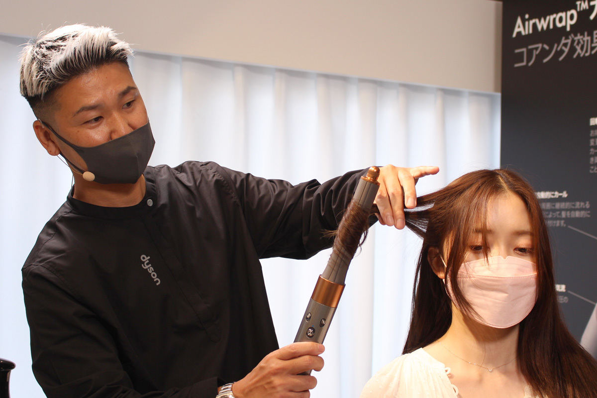 風の力で髪が吸い付く「ダイソン エアラップ」新モデルを体験
