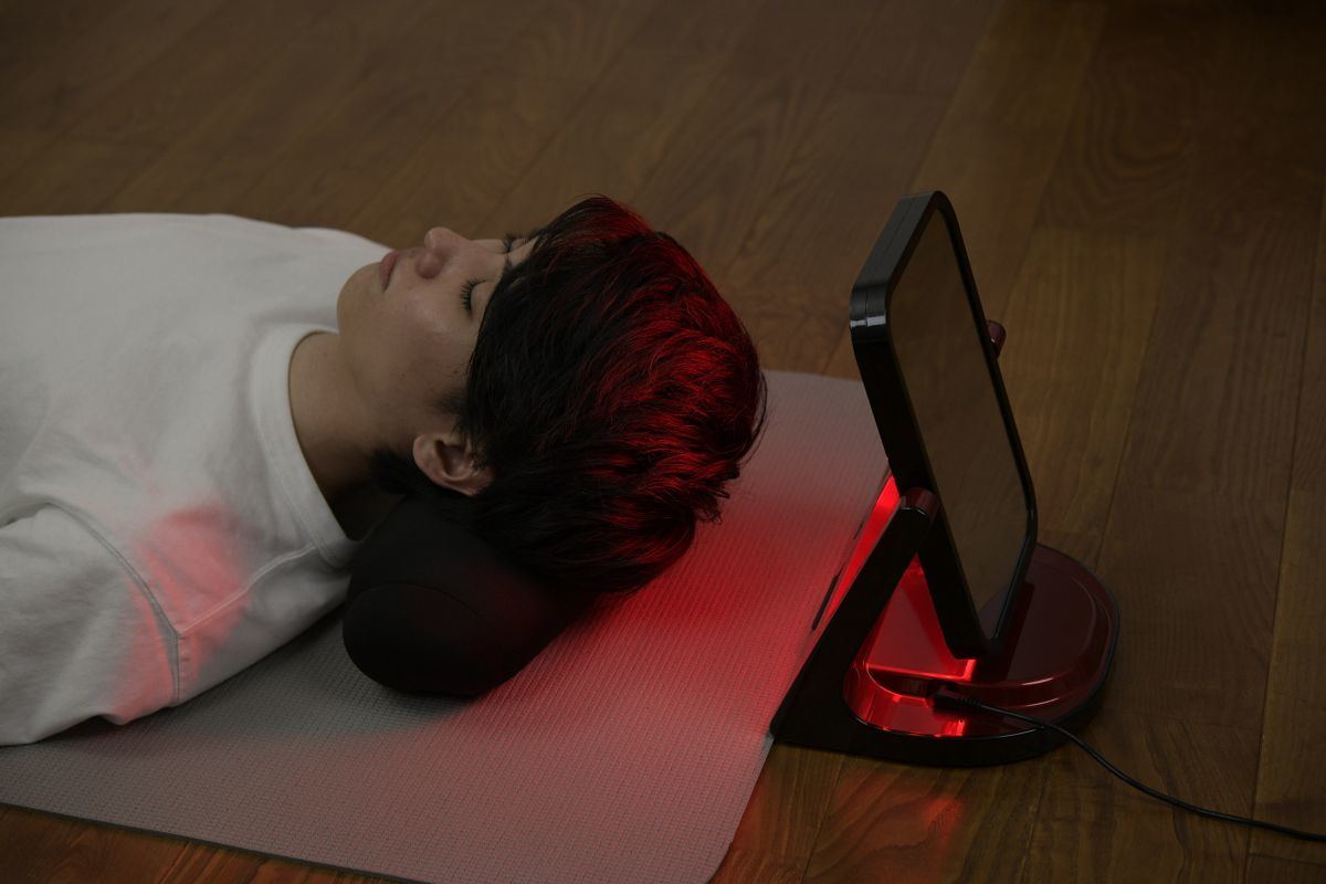 アデランス、顔などに光を当てるLED美容照射パネル「BeauStage VIRUGA