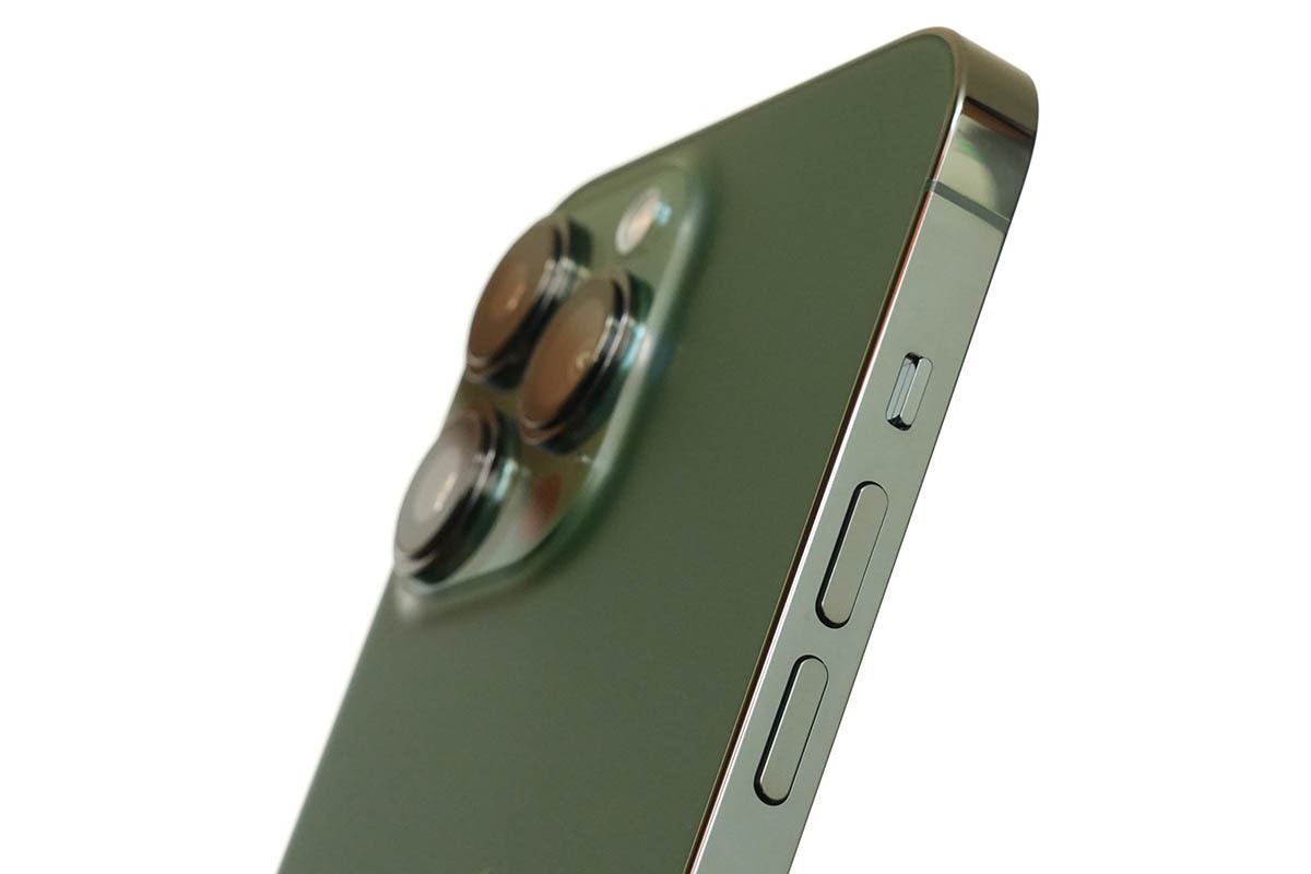 iPhone 13シリーズの新色「グリーン」を入手！ 深みのある色合いが魅力