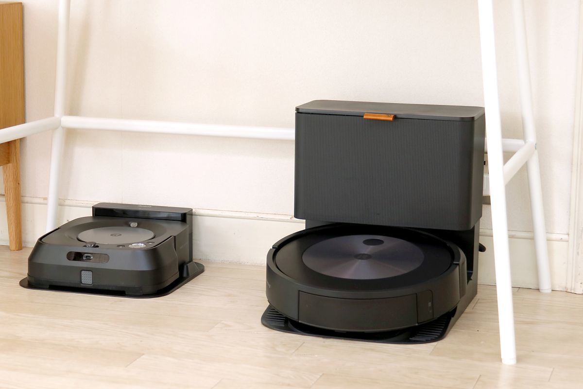 新型ロボット掃除機「ルンバ j7+」、ペットの糞も靴下も自動で避けて