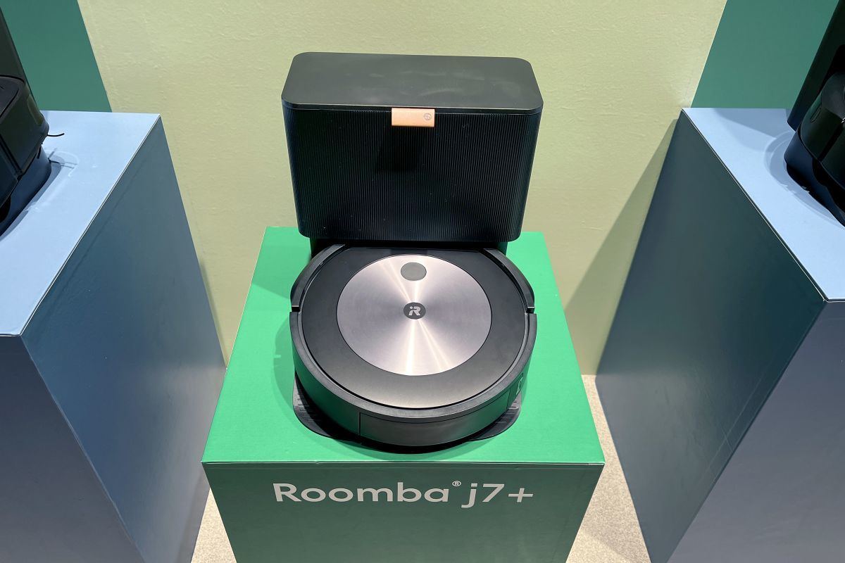 ルンバ コンボ j7+」レビュー、ギリギリまでコードを避けながら吸い