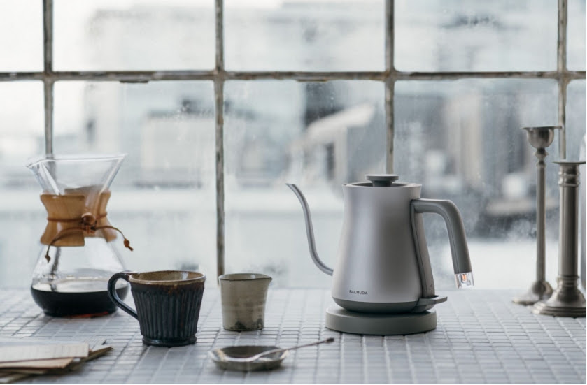 電気ケトル「BALMUDA The Pot」に新色シルバー、従来色もロゴ色刷新