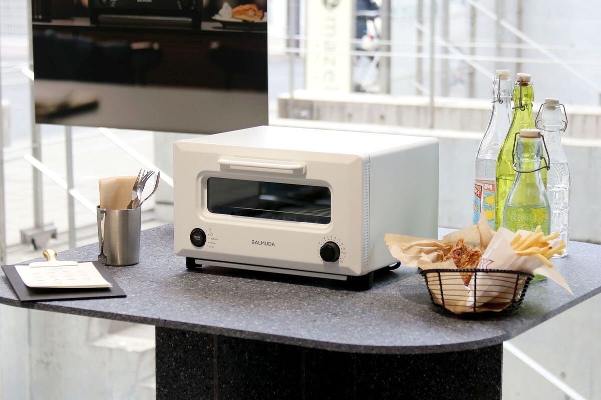 より低価格で登場したバルミューダの新トースター「ReBaker」、特徴と