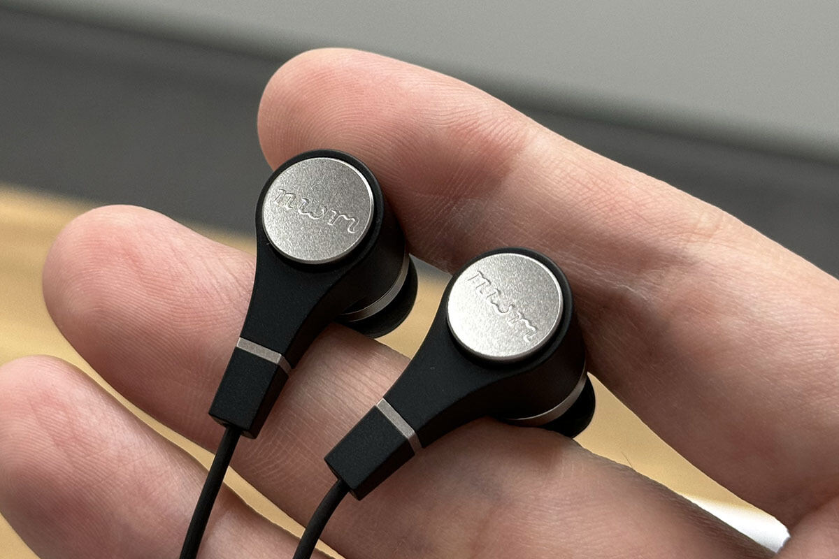 外でもクリアな通話音声を。NTTのUSB-C直結イヤホン「nwm Voice Buds