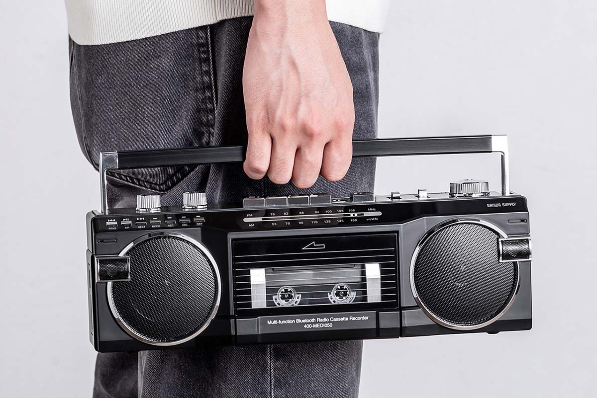 80年代のラジカセがレトロデザインのまま多機能に