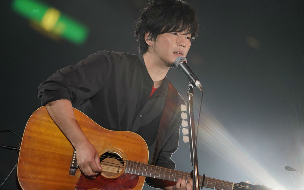 奥田民生、ユニコーンの曲をギター1本で熱演！ 両国国技館を大いに