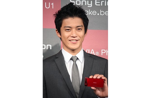 画像1 / 17＞「人生で1番パンツを替えた」小栗旬、“びしょ濡れ”の理由