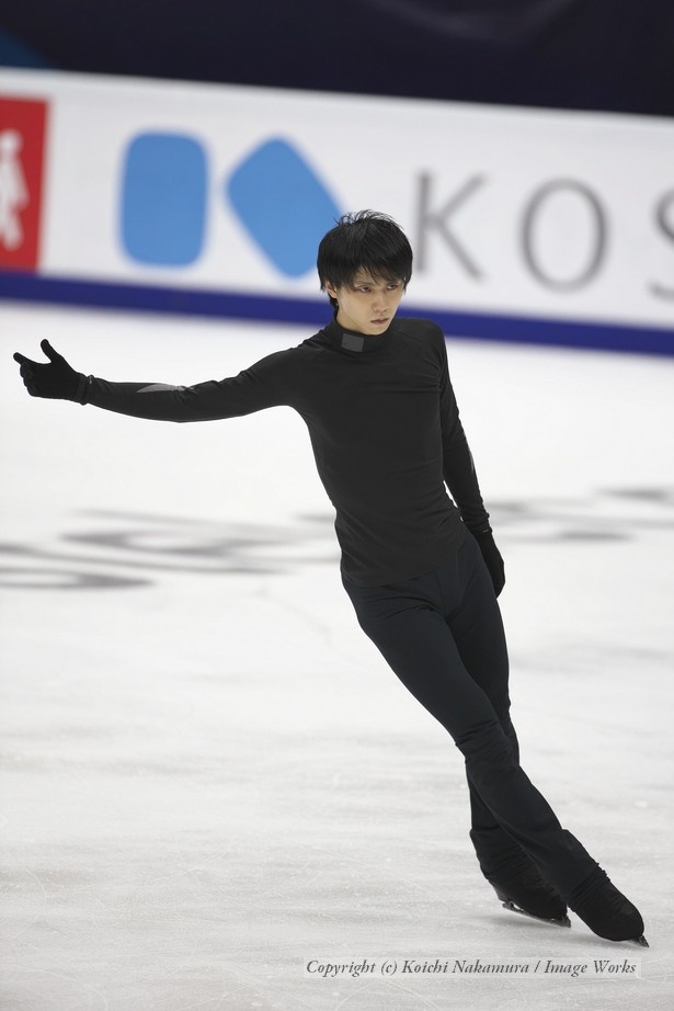公式練習とは思えぬ笑顔も!?ロシア杯に臨む羽生結弦、GPシリーズ連勝