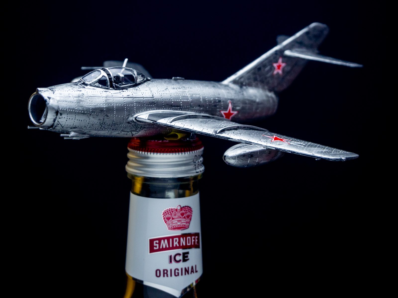 飲んで作って飛ばして握手！／ロシアのプラモ、ソ連の戦闘機