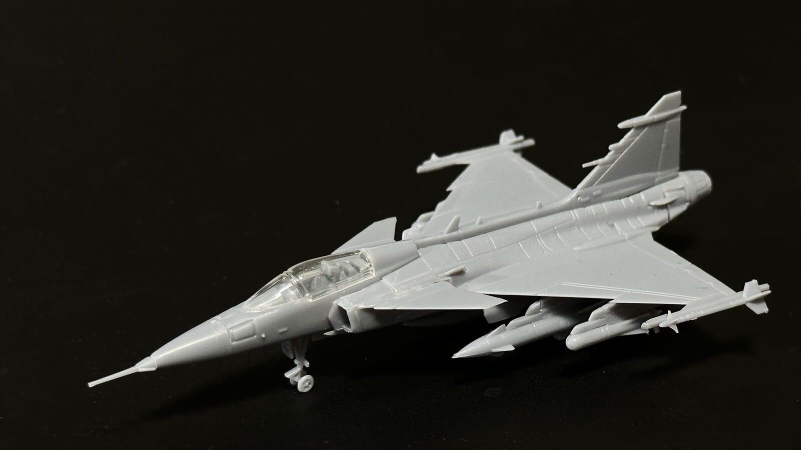 手のひらサイズの決定版！「HMA 1/144 グリペン」は、武装てんこ盛りの