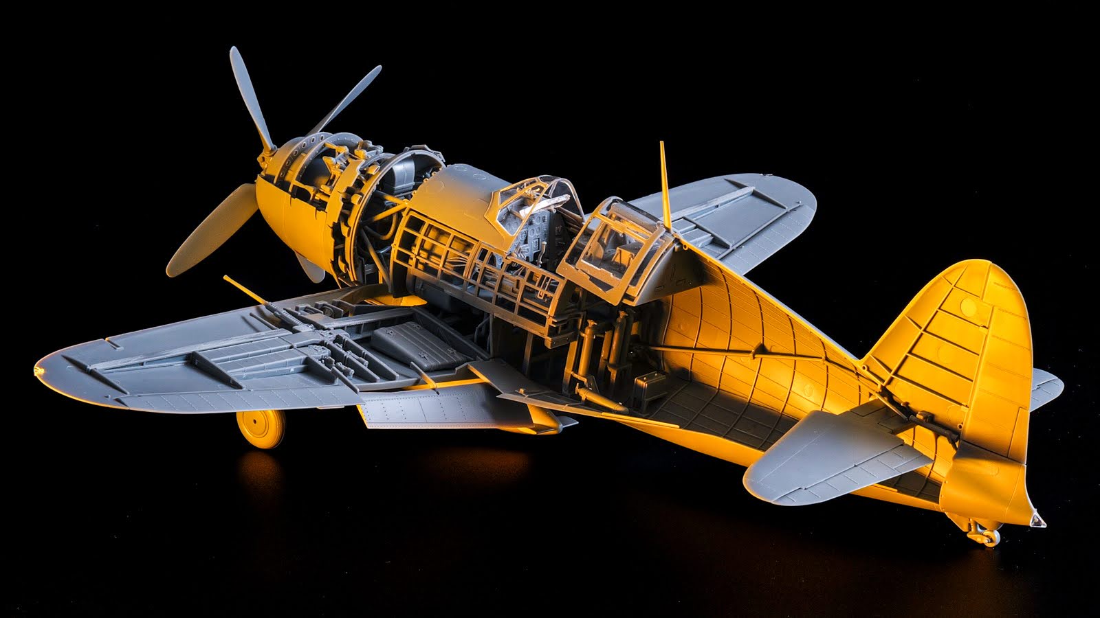 エンジンとコクピットの圧倒的存在感に酔いしれる！待望の再販となる