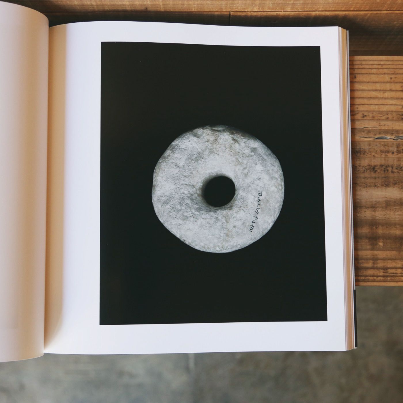 上田義彦が命を吹き込んだ、紀元前の石器たち | nostos books ノストス