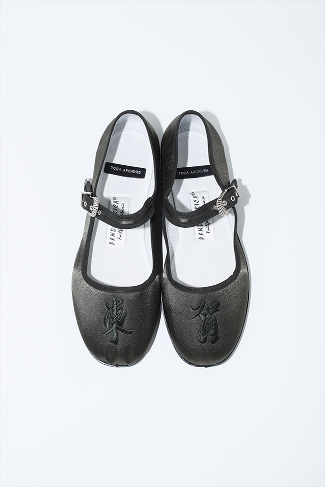 TOGA」が東賀に!?「PANDAMERICA」とのコラボカンフーシューズ | Numero