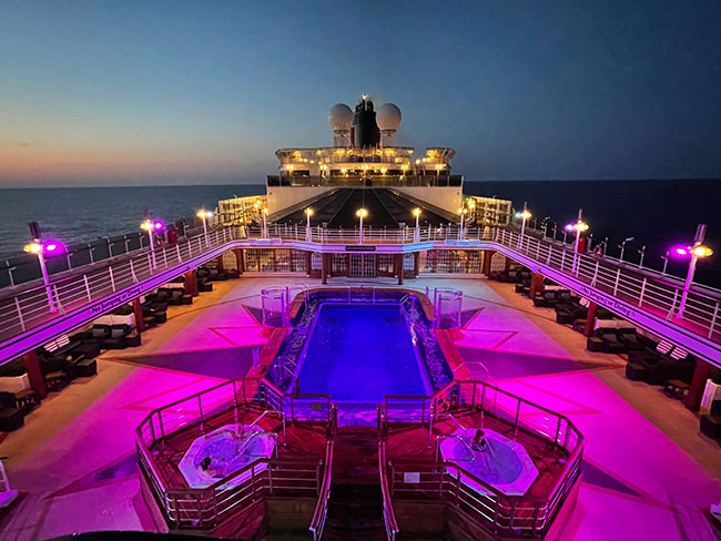 究極のエレガンスと気品。英国の伝統を愉しむ 豪華客船クイーン