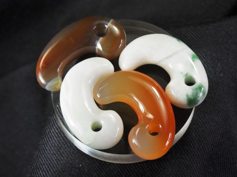 古墳時代風・天然赤瑪瑙製ペア勾玉（国産天然赤瑪瑙）