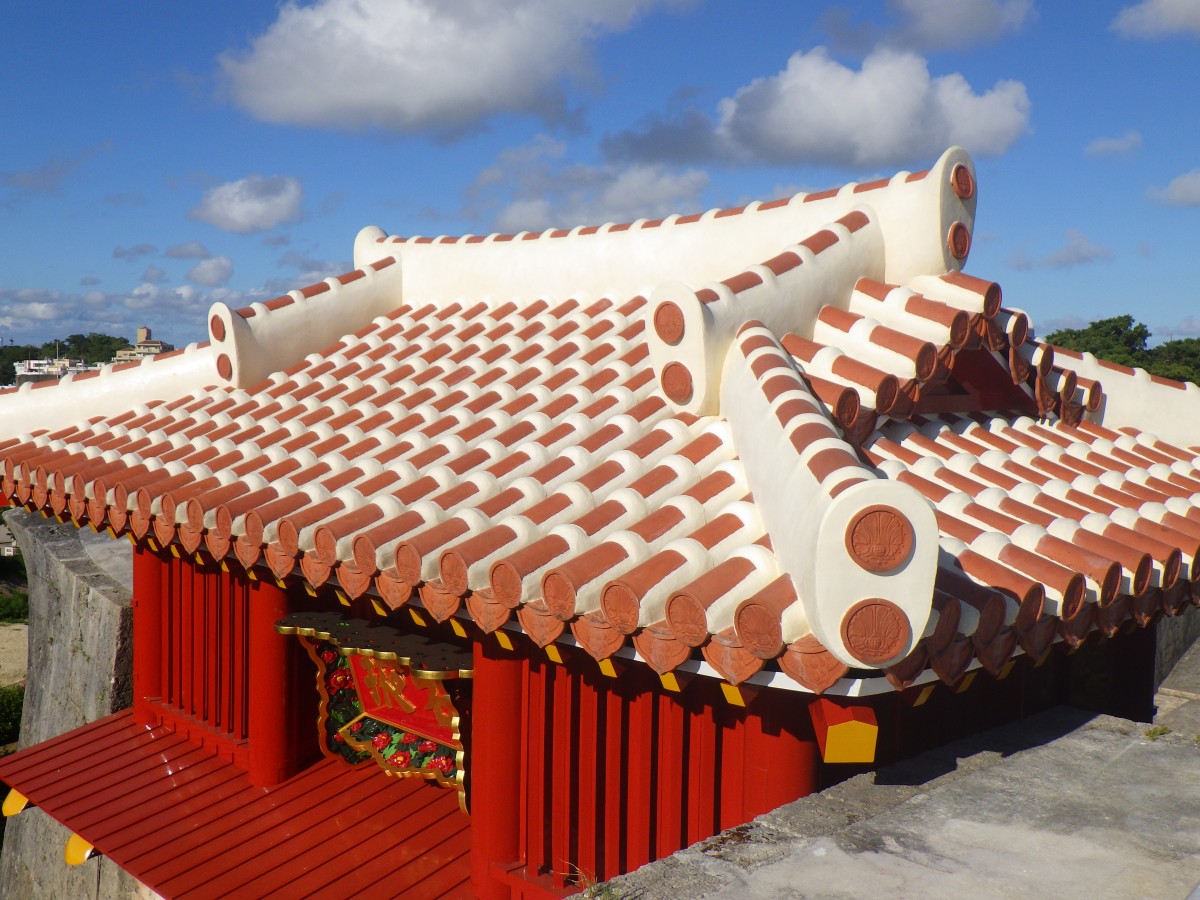 鮮やかに甦る「右掖門（うえきもん）」 | 首里城 ‐ 琉球王国の栄華を