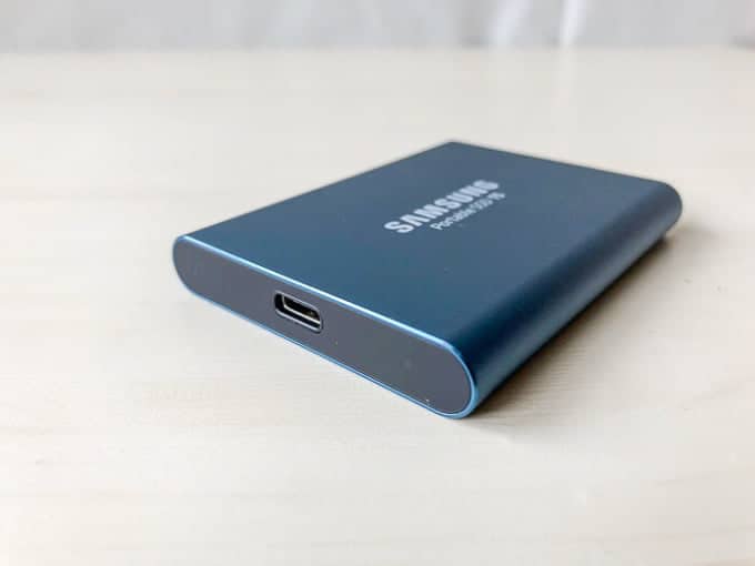 SAMSUNG T5レビュー｜内蔵SSDより高速500MB/s！名刺サイズの外付けSSD