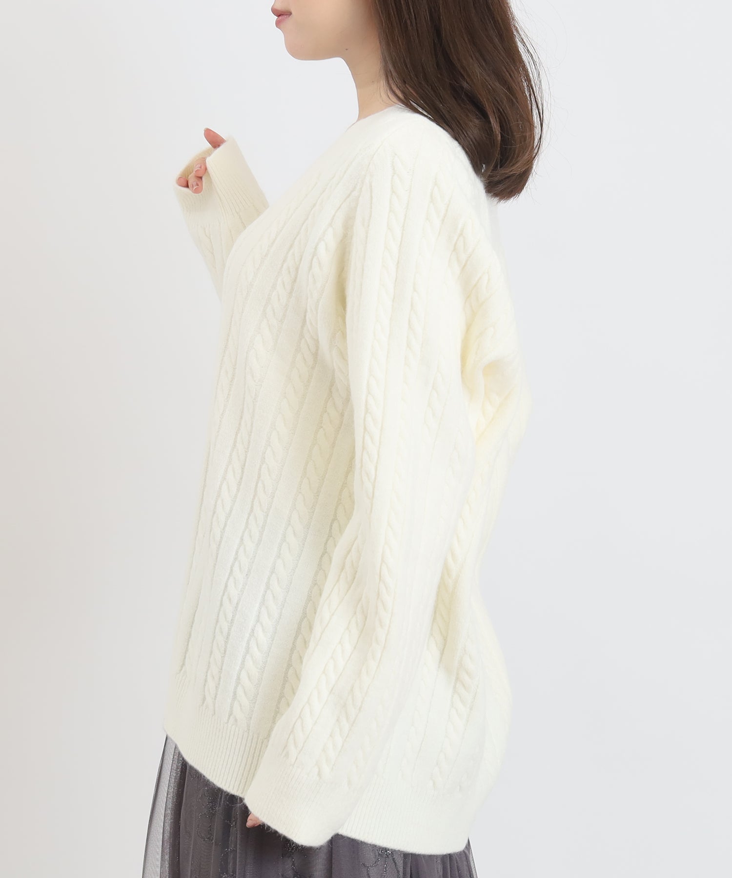 ケーブルVネックニット