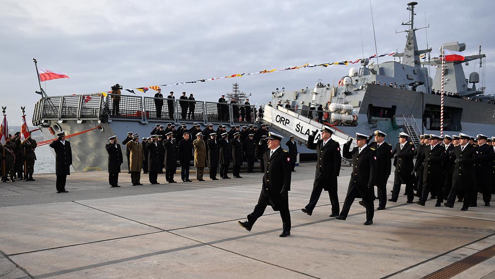 ポーランドの新型哨戒艦シュラザック 海軍創設101年の記念日に就役