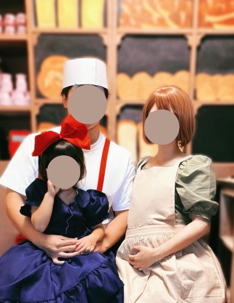 魔女の宅急便「おソノ」さんのマタニティフォト グーチョキパン店も