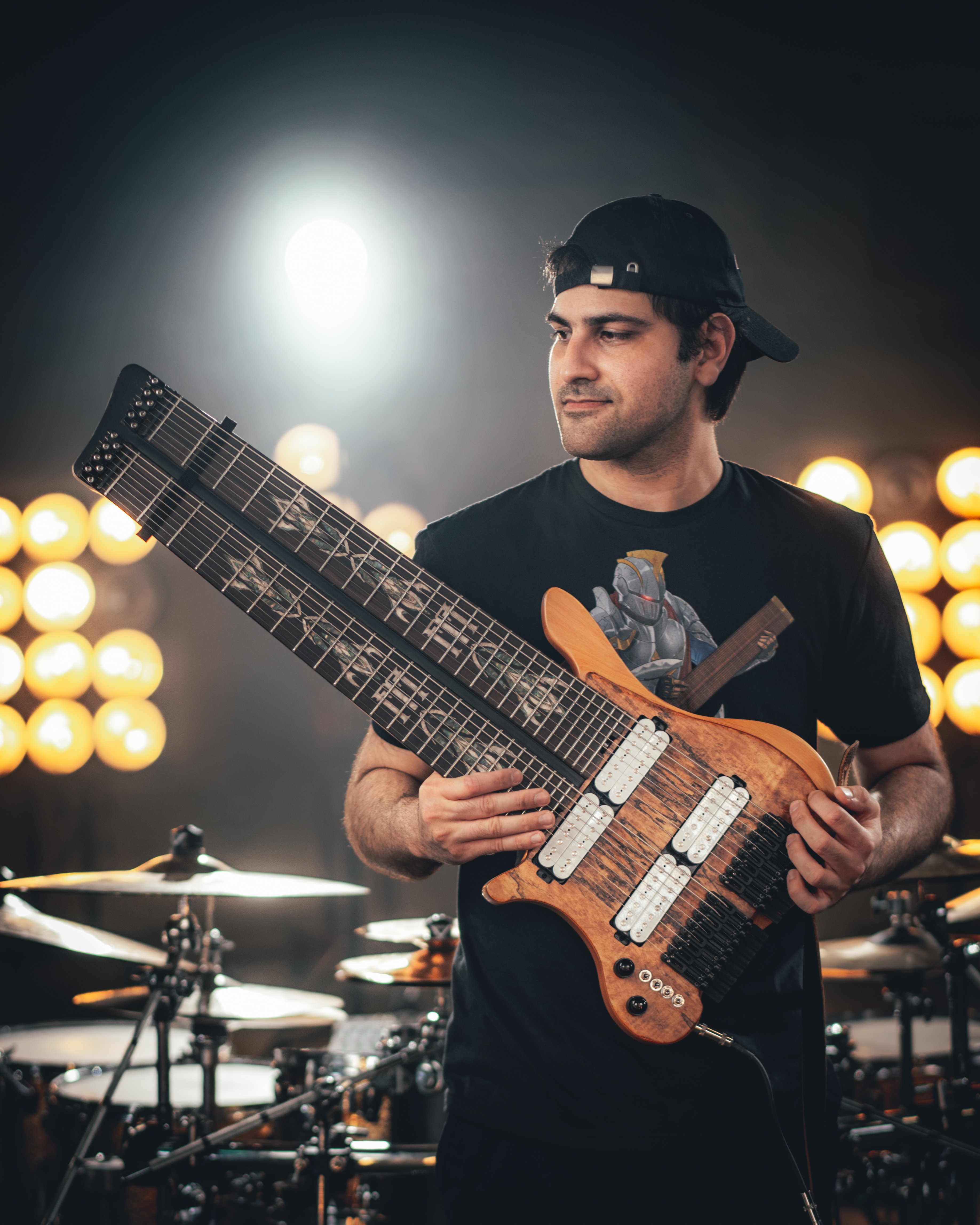 驚異のダブルネック16弦ギターを自在に操るベネズエラ出身の超絶