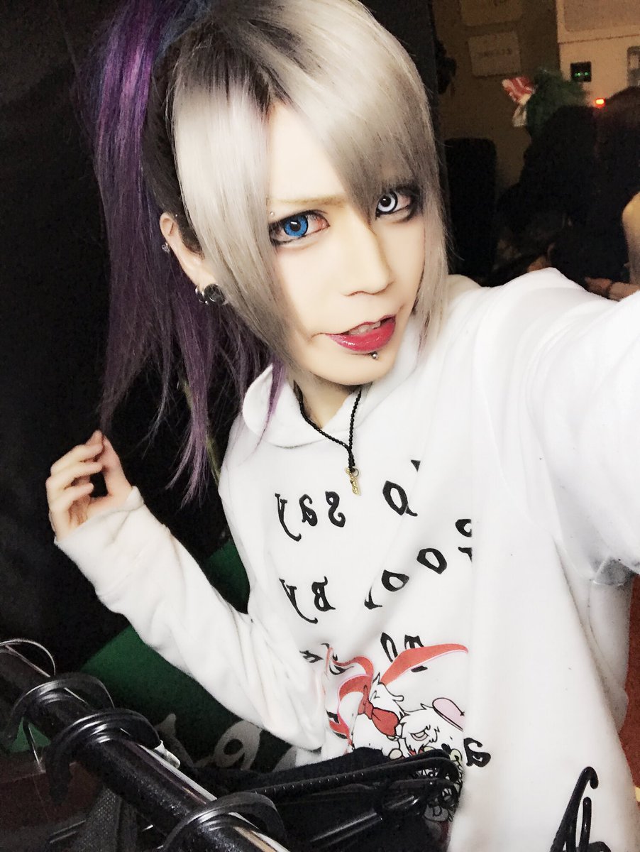 おはよう🍓 美容院にきてるよ！ 昨日は珍しく白コンとゆーものをつけて