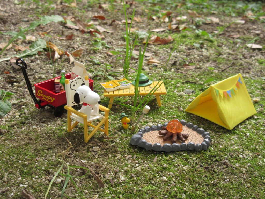 冬が近づいてきましたが、スヌーピーはウッドストックと一緒にキャンプ